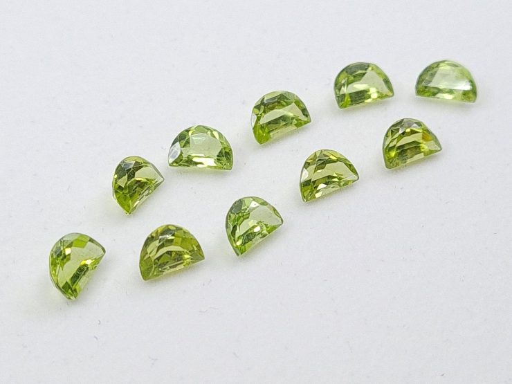 Peridot Natural Faceted Half Moon Shape Loose Gemstones In 6x4mm For Jewellery Making